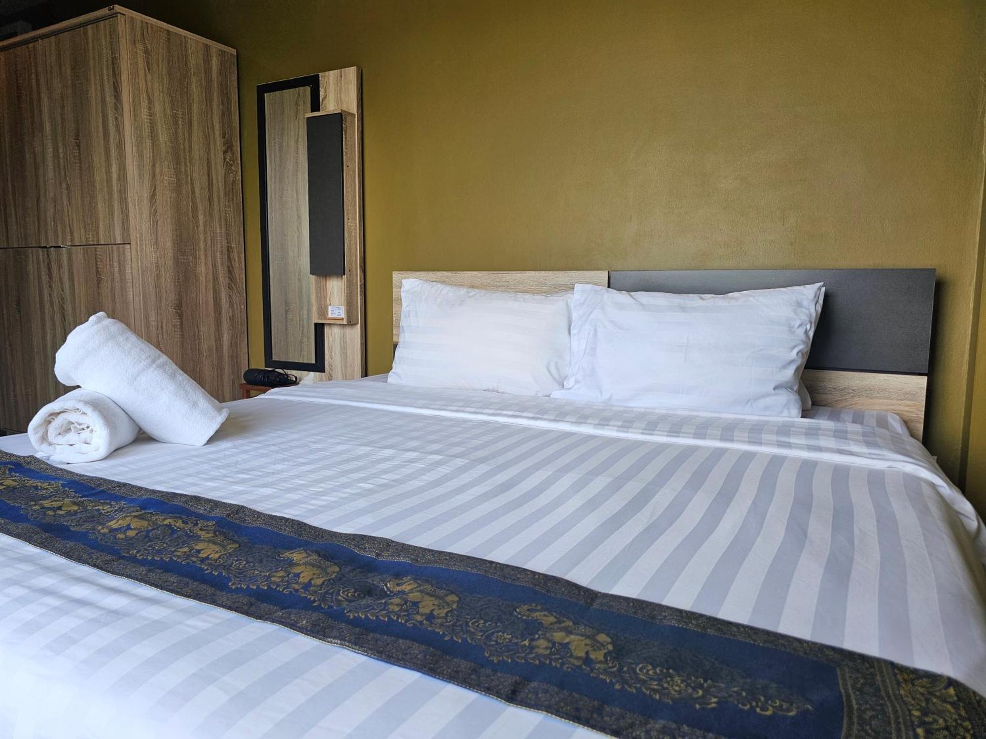 The Lantern Suites Ban Song Hong Exterior photo